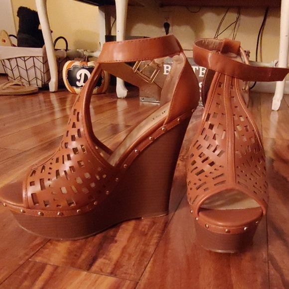 Brown wedges with the gold - Picture 2 of 5